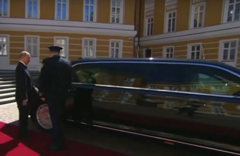 Αυτή είναι η λιμουζίνα-τέρας του Πούτιν που θα συναρμολογείται στο Ντουμπάι (βίντεο)